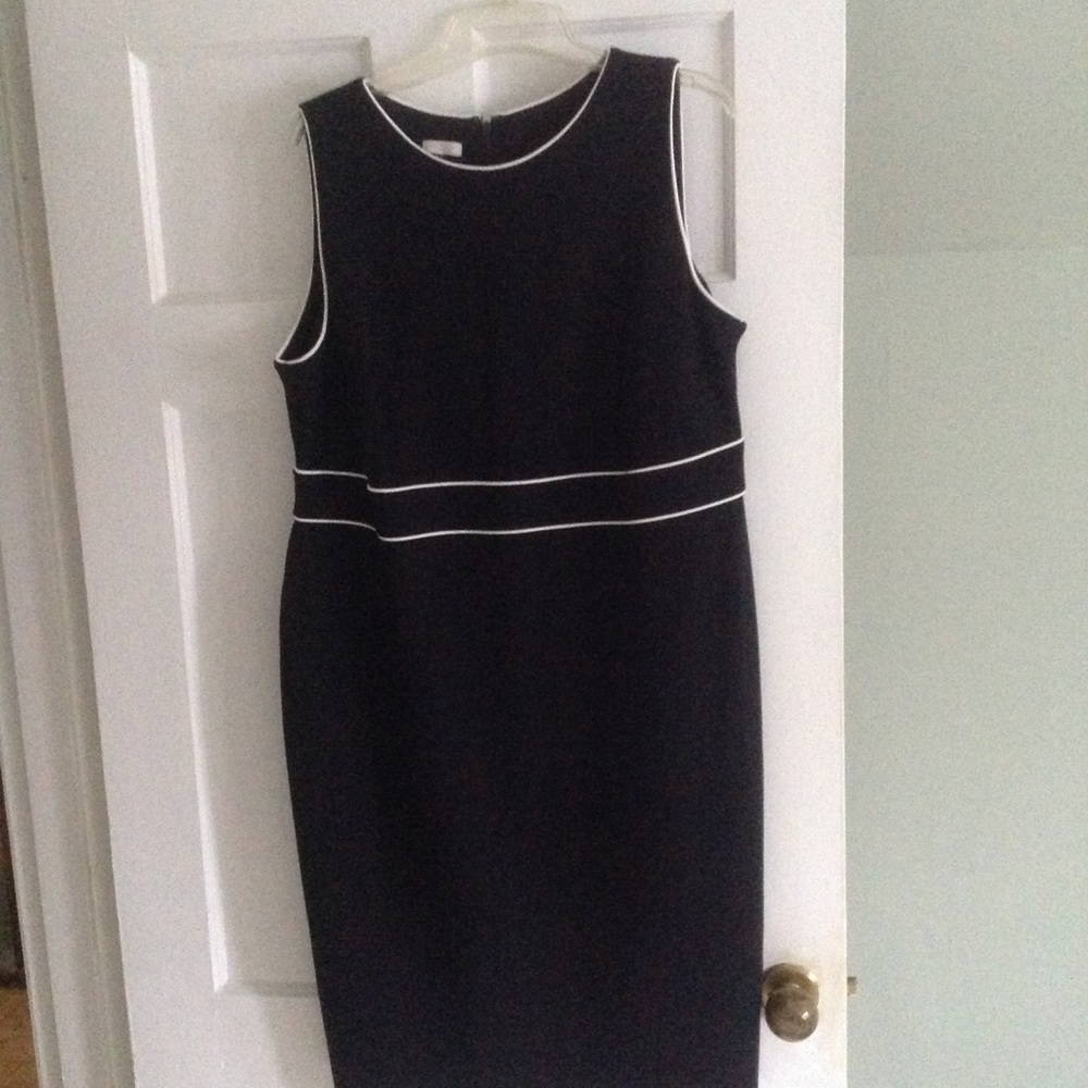 Sleeveless black Talbots's dress